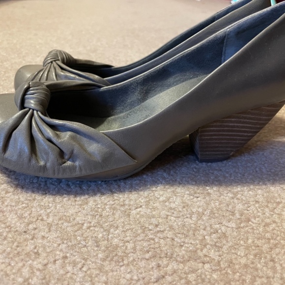 Also grey size 7 heels - Picture 3 of 5